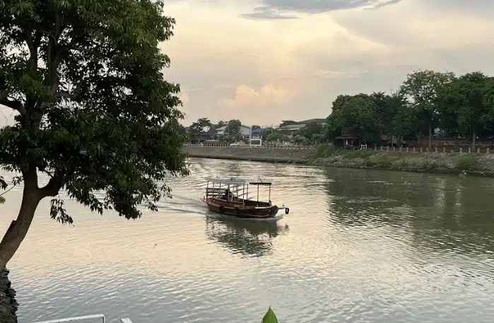 how to get to ayutthaya by boat